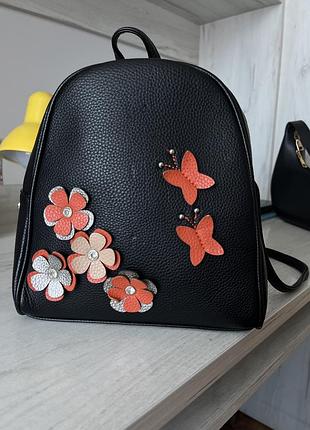 Жіночий рюкзак із красивим декором квітів і метеликів у чорному кольорі🖤