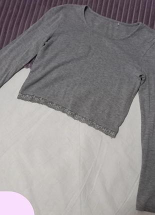 Сірий топ з довгими рукавами та мереживом