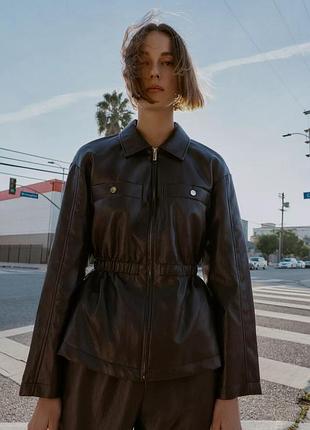 Темно коричнева куртка zara куртка зі штучної шкіри куртка з еластичною талією приталена куртка зі шкіри шкіряна куртка коротка шкірянка класична 3