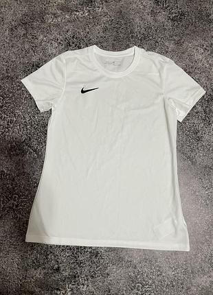 Жіноча футболка nike розмір м
