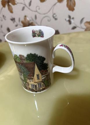 Порцеляновий кухоль , чашка з колекції village life від виробника carmani, що зображує затишний заміський будинок.