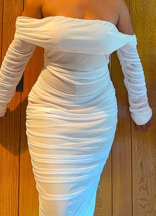 Шикарна біла сукня максі по фігурі