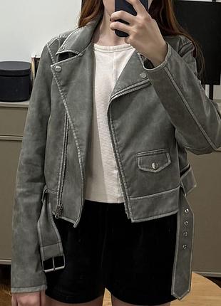 Куртка-косуха bershka серо-зеленая