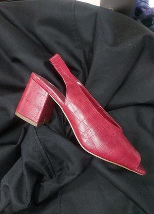 Босоножки next