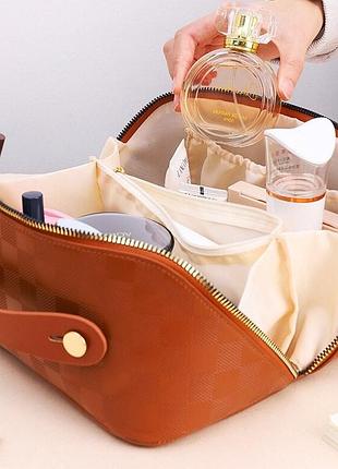 Косметичка дорожня жіноча з екошкіри. сумка-косметичка містка. органайзер для косметики світло-коричневий