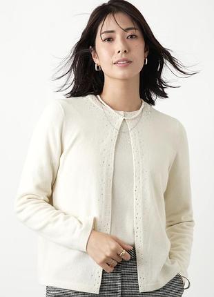 Кремовий жіночий кардиган  з оздобленням бісером та перлинами вздовж вирізу та планки