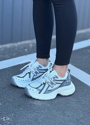 Жіночі кросівки білі з сірим дуже стильні весняні