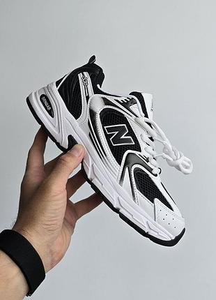 Женские кроссовки