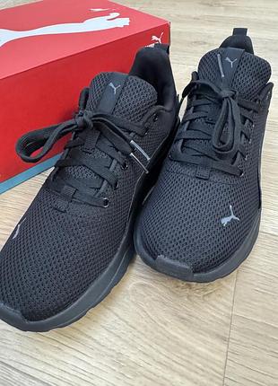 Кросівки жіночі