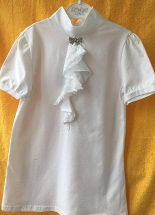 Блуза трикотажная.белая с коротким рукавом с кружевным воланом размер рост 146  152