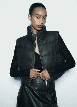 Укороченная безрукавка жилетка из эко кожи zara