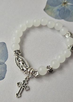 Белый браслет с подвесом 3
