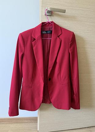Червоний костюм zara