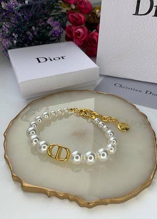 Браслет жемчужный с золотым логотипом / диор браслет из жемчуга