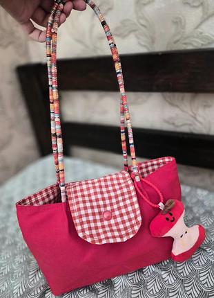 Червона міні-сумочка з брелоком-яблуком