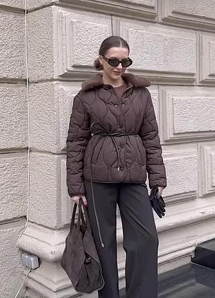 Чорна весняна стьобана куртка зі знімним білим штучним комірцем