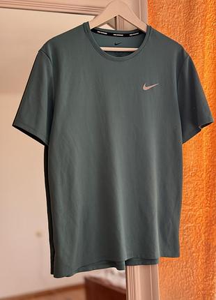Чоловіча спортивна футболка від nike