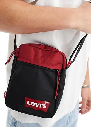 Сумочка levi's crossbody mini solid
✨ легка, стильна

👜 компактна, але містка
🔒 надійна блискавка
✅ оригінал 
🍀нова

📏 розмір: 18×13 см