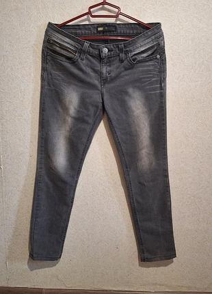 Стильные серые levi's revel скошенные джинсы