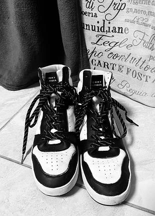 Оригінал! високі брендові  кросівки чорно білі жіночіtommy  hilfiger р 39