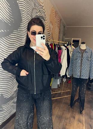 Легкий черный женский бомбер из эко кожи на манжетах и с капюшоном