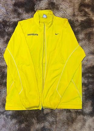 Яскрава вітровка nike