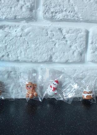 Миниатюрные керамические фигурки на рождественскую тематику.