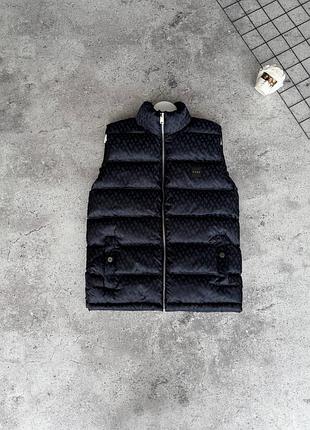 Жилетка hugo boss.