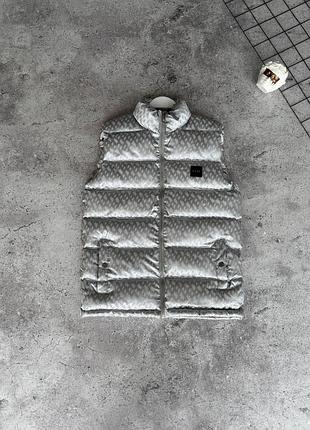 Жилетка hugo boss.