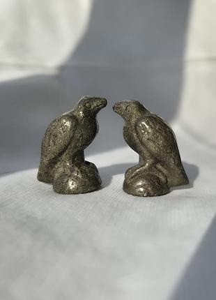 Миниатюрная фигурка птички из пирита