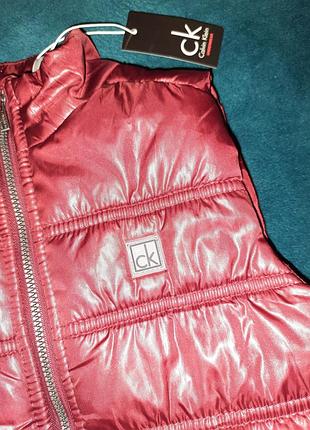 Бордовий жилет безрукавка calvin klein. розмір 4 роки, 104см. 4т
