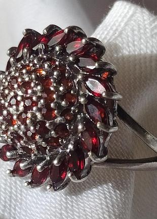 Серебряное кольцо с гранатами