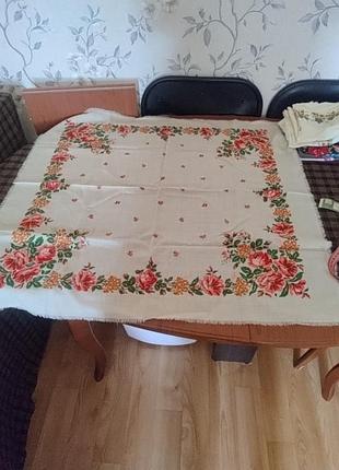 Платок женский где-то 80х80 это этикеткой была внутри платка