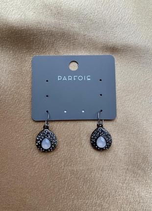 Сережки крапельки і кільце з темними камінням