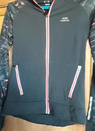 Decathlon  
спортивна кофта( олімпійка)
з капішоном 
розмір 34/xs/42
поліестер , еластан. 
ідеальний стан , не носили