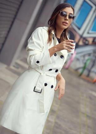 Белый плащ тренч