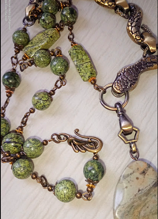 Дизайнерський стільчик із чудовим уральським змійовиком яшма кольє намисто намисто