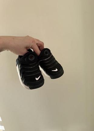 Дитячі кросівки nike dynamo go у чорному кольорі з білим логотипом swoosh.