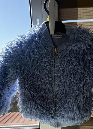 Дитяча куртка  штучного хутра з довгим ворсом (shaggy faux fur). такі моделі часто називають "куртками-травичками" або еко-шубами.