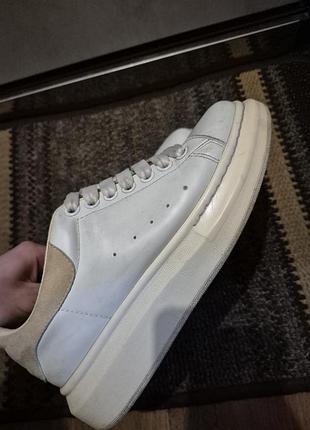 Женские кроссовки alexander mcqueen white белые 40 размер (25,5) б/в нормальном состоянии
удобные, под все подойдут