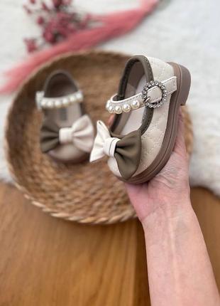 Шикарні туфлі для маленької дівчинки