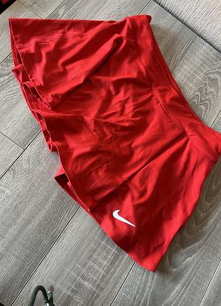 Юбка nike  гарного кольору та матеріалу  має під низом шорти в обтяжку  розмір м  в ідеальному стані