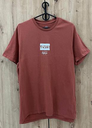 Персикова футболка levi's з лого