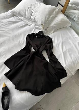 Женское черное платье с длинными рукавами