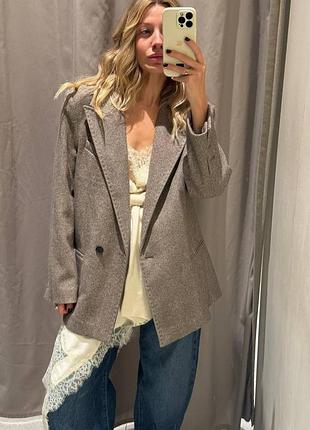Классный бежевый оверсайз пиджак полу пальто с акцентными плечами zara
✨✨✨✨✨✨✨✨✨✨
