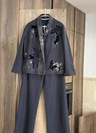 Елегантний дизайнерський костюм-двійка з авторською вишивкою