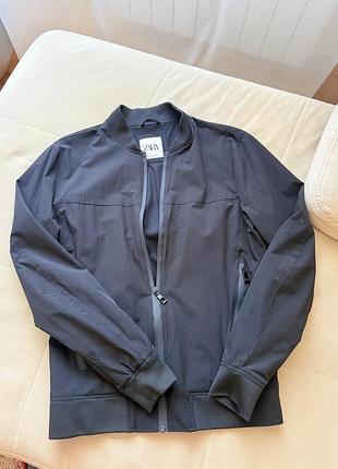 Стильна базова чорна куртка на весну