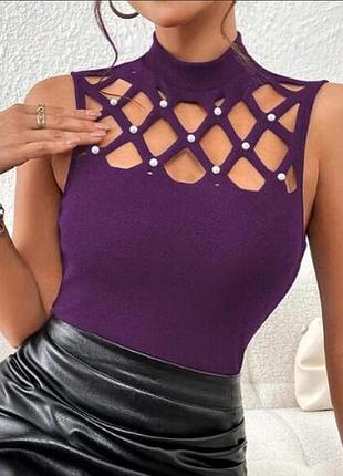 Shein. из англии. в наличии. блуза с вырезами и жемчугом в зоне декольте.