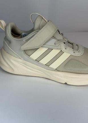 Оригінальні жіночі кросівки adidas