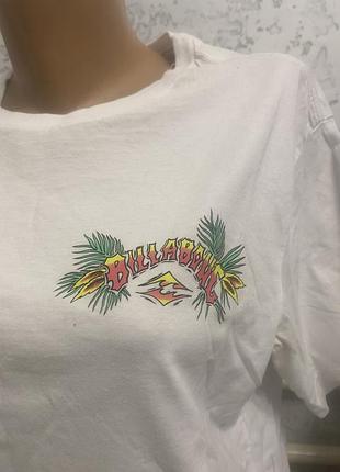 Ця футболка бренду billabong із логотипом на грудях.
